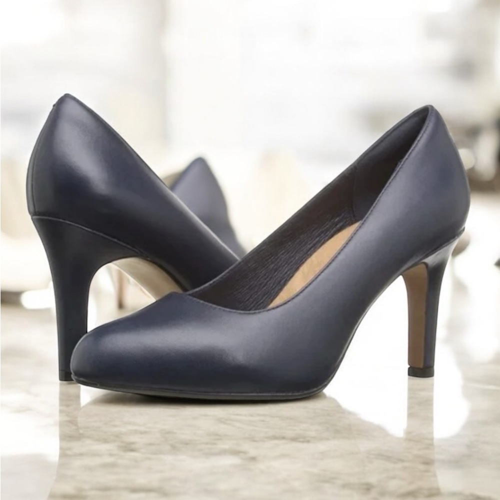Clarks Heavenly heart navy leather kitten heels women’s size 8.5